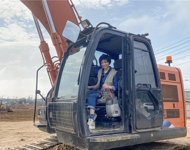 王瞳開怪手出場。（民視提供）