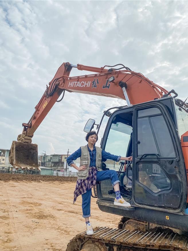 王瞳開怪手帥氣出場。（民視提供）