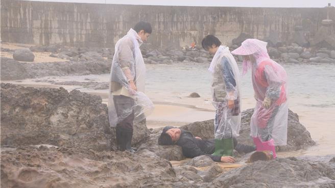 王瞳一進組就拍港邊救傅子純的戲。（民視提供）