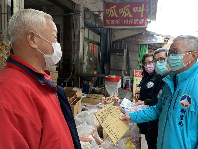 金門縣衛生局長蔡建鑫(右前)帶領藥物食品檢驗科人員，前往各鄉鎮傳統市場辦理食品標示及販賣場所環境衛生輔導及宣導。(圖／金門縣衛生局提供)