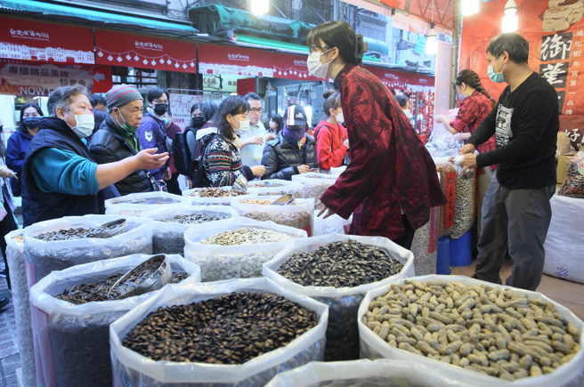 本周四就是春节连假第一天，不少民眾到年货大街採买年货。（本报系资料照）