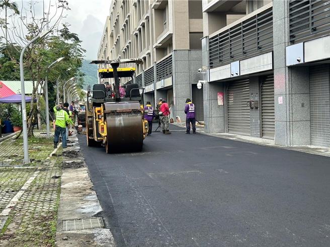 青年住宅社区铺面整修，在县府协调下，部分改为柏油AC面。（青年住宅管委会提供／王志伟花莲传真）