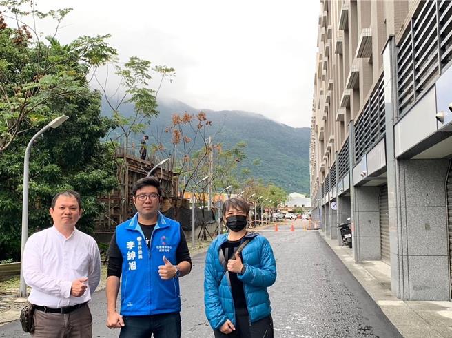 青年住宅管委会主委李绅旭（中）强调，管委会努力维持社区营运。（青年住宅管委会提供／王志伟花莲传真）