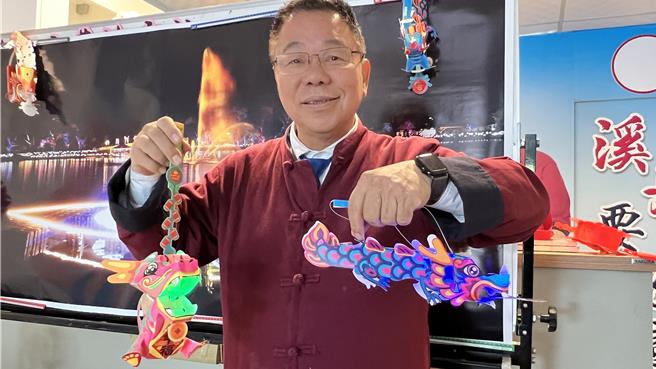 台南市議員蔡育輝2月24日元宵節下午特別在天鵝湖公園舉辦音樂會，並將發放1000份燈籠、點心，遊客可以拿燈籠遊湖或猜燈謎拿獎金。（張毓翎攝）