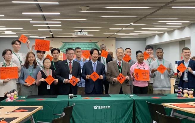 家扶基金會「海外菁英培育計畫」協助海外扶助兒少來台接受大學教育，今年寒假13名大學生留台過年，6日舉辦「龍年來相聚，好家再有你」台灣年味體驗活動，副總統賴清德（前排中）到場與學子一起寫春聯、關心學子求學生活。（陳淑芬攝）
