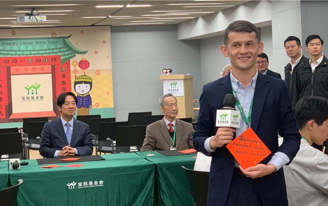 家扶基金會「海外菁英培育計畫」協助海外扶助兒少來台接受大學教育，今年寒假13名大學生留台過年，6日舉辦「龍年來相聚，好家再有你」台灣年味體驗活動，副總統賴清德（後排左）到場關心學子求學生活，學生也分享求學心得及未來規畫。（陳淑芬攝）