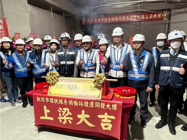 环状线秀朗桥站捷运开发大楼上梁典礼，新北市长侯友宜、捷运局长李政安以及冠德建设马志纲董事长共同祈福上梁。（高钧麟摄）