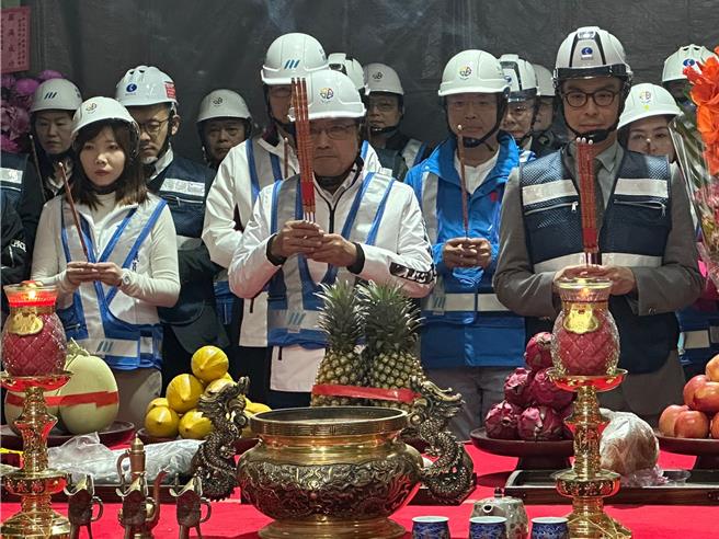 环状线秀朗桥站捷运开发大楼上梁典礼，新北市长侯友宜、捷运局长李政安以及冠德建设马志纲董事长共同祈福上香。（高钧麟摄）