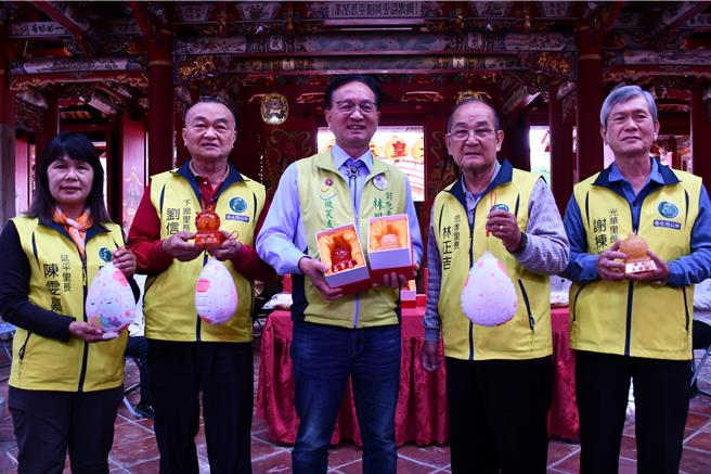 彰化市元清观今年春节期间将首度举办「向天公借胆」春节限定科仪祈福法会系列活动，彰化市长林世贤（中）6日与多名里长分持文胆、武胆与恐龙蛋小提灯欢迎大家春节期间到元清观走春拜。（彰化市公所提供／孙英哲彰化传真）