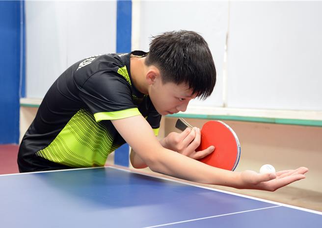 左手持拍优势，加上冷静沉着球风，让年仅13岁的至正国中廖堉棋，顺利选上Ｕ15桌球国手。（林和生摄）