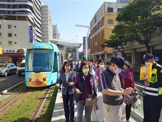 高雄「冬日游乐园」系列灯节活动，其中黄色小鸭人气超夯，却引来不少民眾抱怨轻轨「有够挤」，即使平日班距也过长且容易没座位。（任义宇摄）