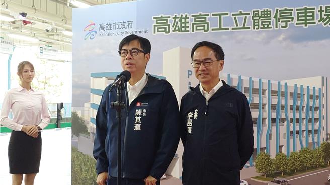 高雄轻轨近日因「冬日游乐园」黄色小鸭超夯时常爆满，高雄市长陈其迈今天受访时说会研拟加密班次及加购车厢。（任义宇摄）