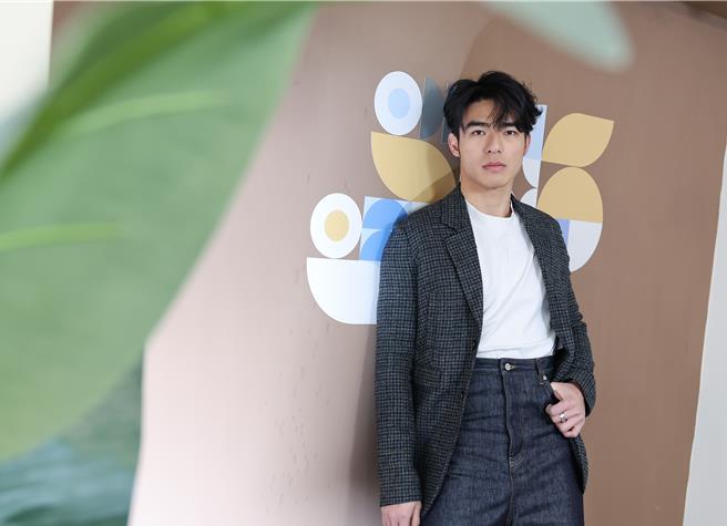 男神陈昊森这次一改形象化身鲁蛇电玩控。（陈俊吉摄）