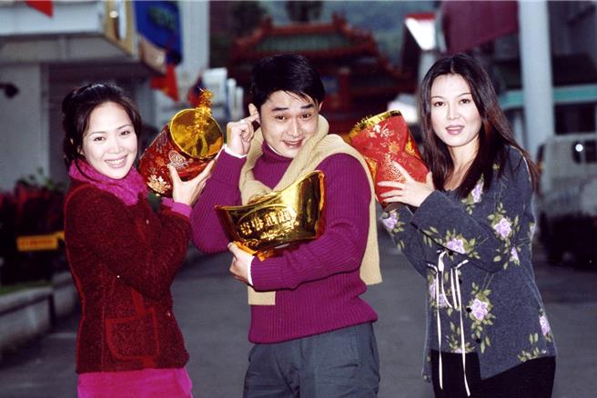 林秀玲（左起）、江國賓、苗可麗23年前拜年照曝光。（三立提供）