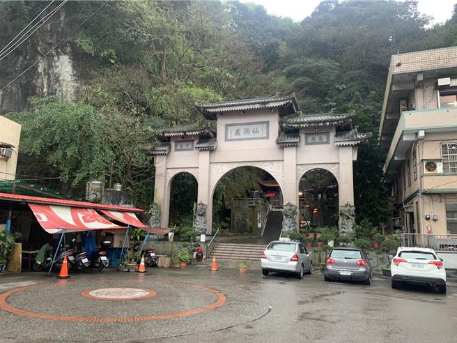 基隆市中山区着名的景点仙洞巖，周遭一带空地由航港局所辖、港务公司管理，免费提供民眾停车，但2022年审计部稽核认定该土地未依法使用，提出相关纠正，因此预计今年3月将该免费停车空间收回，引发居民不满。（徐佑升摄）