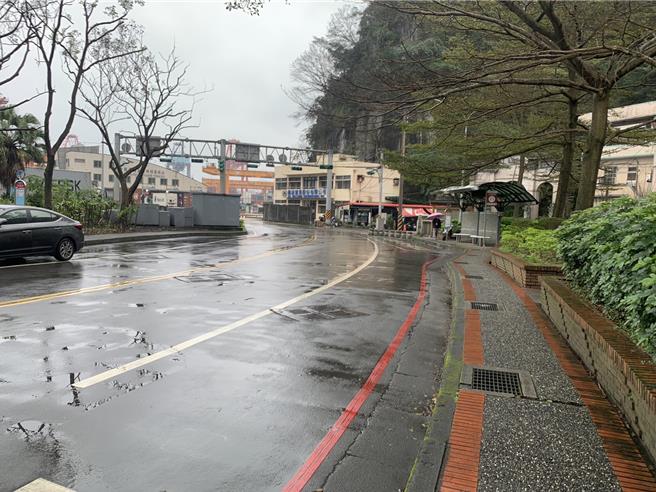 基隆市中山区着名的景点仙洞巖，周遭一带空地由航港局所辖、港务公司管理，免费提供民眾停车，但2022年审计部稽核认定该土地未依法使用，提出相关纠正，因此预计今年3月将该免费停车空间收回，引发居民不满。（徐佑升摄）