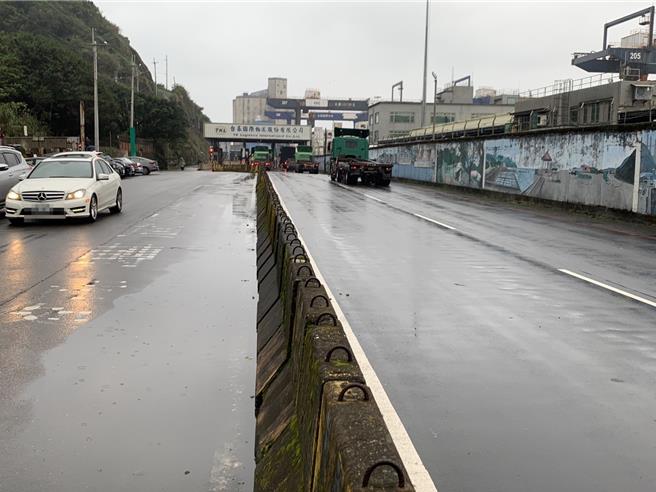 基隆市中山区的白米瓮炮台附近，周边都是港区道路，缺乏停车空间，至假日路旁常停满游客车辆，但欠缺管理，导致险象环生，当地居民希望能有弹性开放停车的规画。（徐佑升摄）