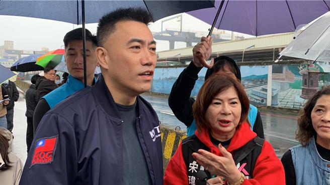 基隆市中山区的白米瓮炮台附近，周边都是港区道路，缺乏停车空间，至假日路旁常停满游客车辆，但欠缺管理，导致险象环生，当地居民希望能有弹性开放停车的规画。立委林沛祥（左）作出建议，将光华路6号至光华路51号路段分隔岛右侧画设为假日临时停车场，解决停车问题。（徐佑升摄）