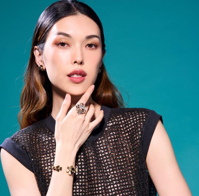 名模王思伟的「仙气」浑然天成，佩戴梵克雅宝Frivole花朵风珠宝，更添仙女气质。（JOJ PHOTO摄，企画／中时时尚，服装提供／Brunello Cucinelli）