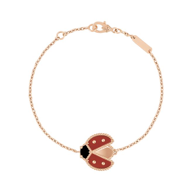 梵克雅宝Lucky Spring手炼，瓢虫展翅飞翔，约10万7000元。（Van Cleef & Arpels提供)