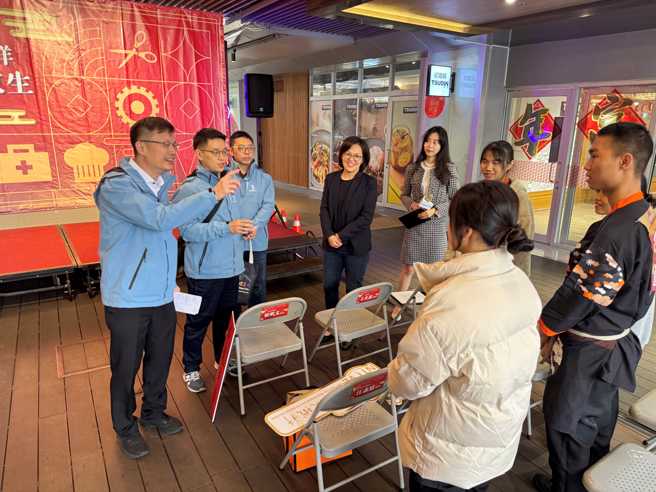 张明文局长(蓝色外套者左1)鼓励建教生多元发展。(照片/新北市政府教育局提供)