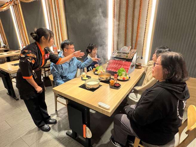 建教学生实习展现优质工作表现(照片/新北市政府教育局提供)