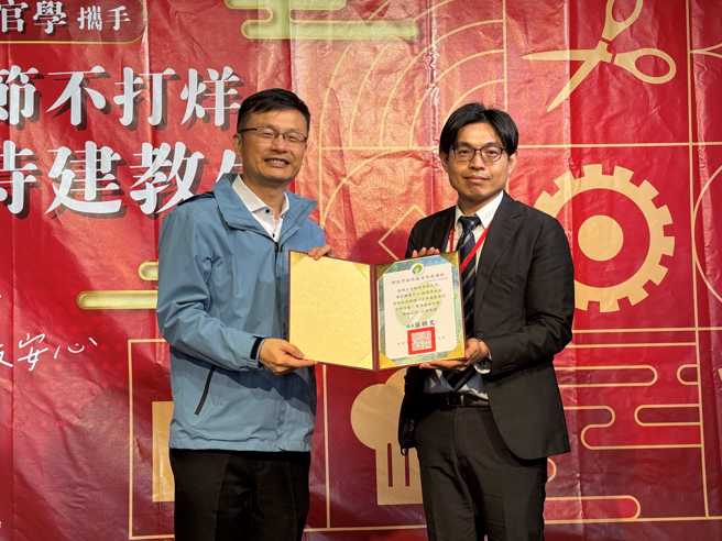 张明文局长(左)致赠板桥环球购物中心营业经理陈文珏(右)感谢状。(照片/新北市政府教育局提供)