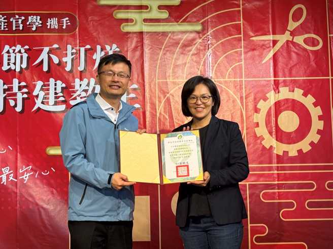 张明文局长(左)致赠聚日式锅物区经理王卉蓁(右)感谢状。(照片/新北市政府教育局提供)