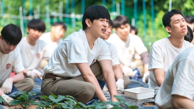 任時完飾演沒自信的高二生張秉泰。（圖／龍華電視提供）