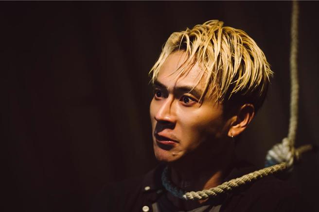 刘冠廷被绳索套脖。（CATCHPLAY＋提供）