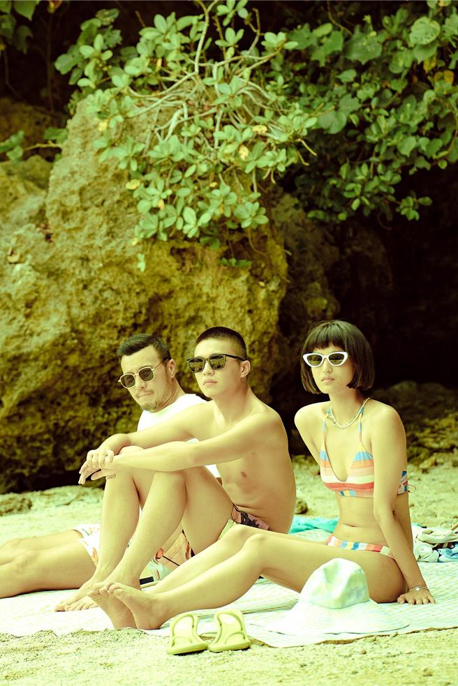 电影串起两个世代的「三人行」疯狂爱恋，走进看似无拘束的快意生活。（海鹏提供）