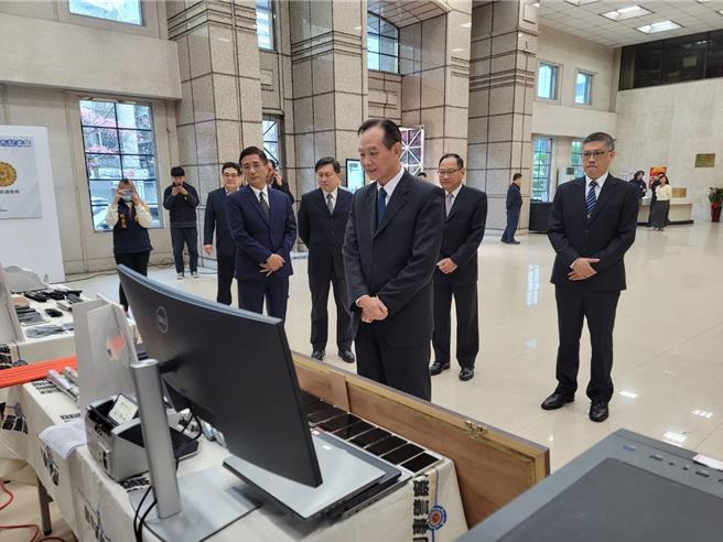 刑事局长周幼伟6日检视查缉成果，强调将持续针对网路面、电信面及工具面查缉诈骗集团。(林郁平摄)