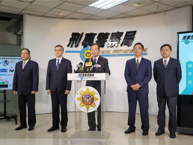 刑事局长周幼伟6日检视查缉成果，强调将持续针对网路面、电信面及工具面查缉诈骗集团。(林郁平摄)