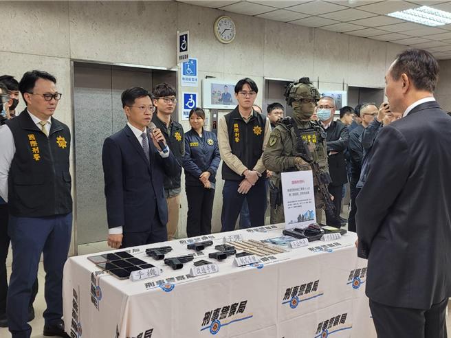 国际科查获幕后丁姓角头，查获4把黑枪等赃证物。(林郁平摄)