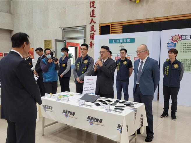 刑事局侦查第四大队破获竹联帮弘仁会拘禁人头。(林郁平摄)