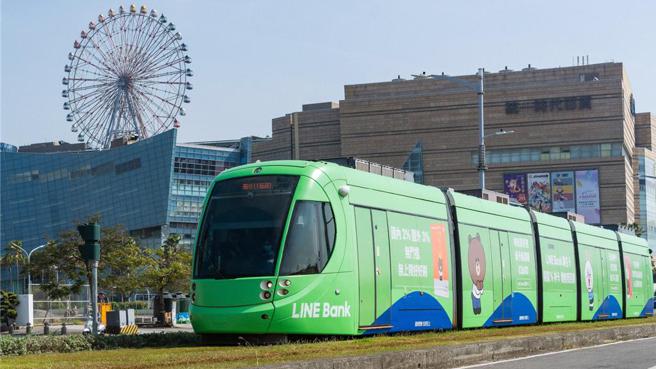 即日起至2月29日止「LINE Bank专属轻轨列车」将陪伴民眾一起度过农历春节与灯会期间，是龙年走春最吸睛的打卡点。（图／LINE Bank提供）