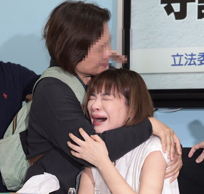 网红陈沂（中）当街遭受暴力攻击，立法委员陈菁徽、徐巧芯6日在立法院召开「遏止私刑暴力歪风，守护全民人身安全」记者会；陈沂还原事发经过与当下心情，陈见陈母（中上）流泪，自己也忍不住痛哭失声，两人相拥而泣。（郭吉铨摄）