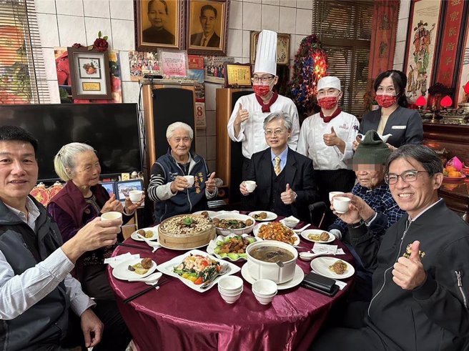 台中荣总惠康基金会与台中福华大饭店携手办理「关怀弱势荣民眷温馨年菜送爱过好年」活动，中荣副院长傅云庆带着志工到沙鹿区公明里社区和9旬荣民伯伯提早围炉。（台中荣总提供／冯惠宜台中传真）