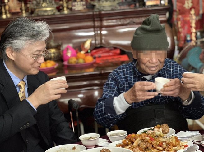 台中荣总惠康基金会与台中福华大饭店携手办理「关怀弱势荣民眷温馨年菜送爱过好年」活动，中荣副院长傅云庆带着志工到沙鹿区公明里社区和9旬荣民伯伯提早围炉。（台中荣总提供／冯惠宜台中传真）