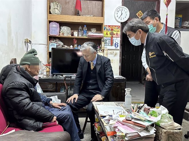 台中荣总惠康基金会与台中福华大饭店携手办理「关怀弱势荣民眷温馨年菜送爱过好年」活动，中荣副院长傅云庆到沙鹿独居9旬荣民伯伯家探视。（台中荣总提供／冯惠宜台中传真）