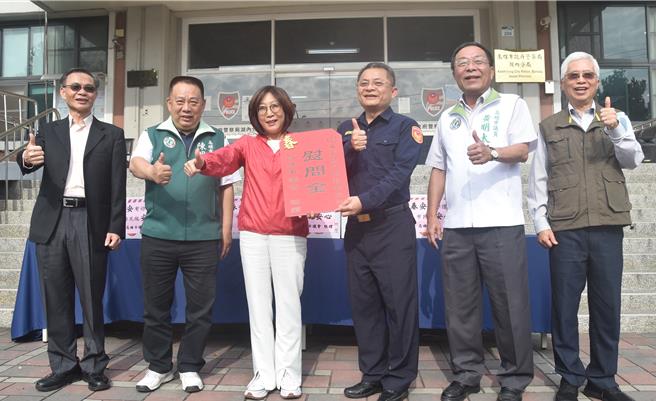 高雄市议会议长康裕成（左三）、市议员黄明太（右二）6日到湖内警分局劳警，湖内分局长陈桢筌（右三）对此充满感谢。（警方提供／林瑞益高雄传真）