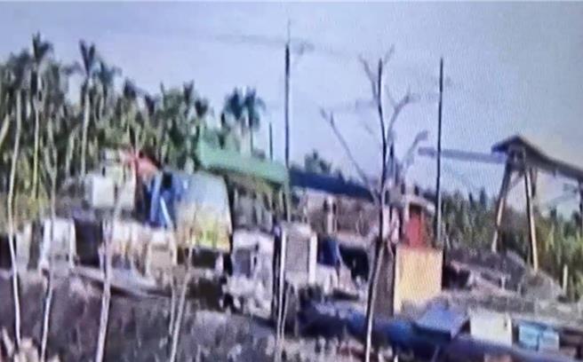 屏东枋寮乡6日发生一起工安意外，57岁陈男在工地操作神像基座吊车作业时，疑因吊臂机械故障，导致吊臂松脱滑落直接砸中头，送医后不治。（民眾提供／谢佳潾屏东传真）