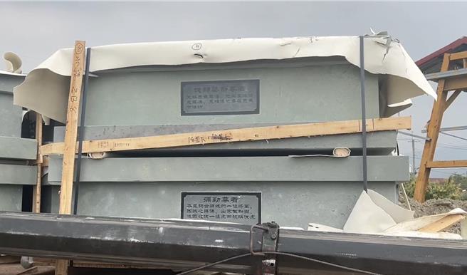 警方表示，陈姓工人当时是在执行石块吊车作业，石块是神像基座，重量约有6吨，当时疑似为机具零件松脱，导致吊臂直接砸中陈姓工人的头。（民眾提供／谢佳潾屏东传真）