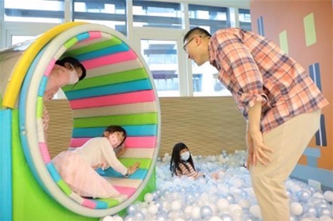 农历新年假期将至，基隆市政府6日宣布，基隆各区室内儿童乐园在今年春节期间除了除夕（2月9日）休园外，将保持营运，在春节期间持续迎接游客，为喜爱游乐的大小朋友提供一个欢乐的休閒场所。图为基隆市长谢国梁（右）与小朋友同乐。（基隆市社会处提供／徐佑升基隆传真）