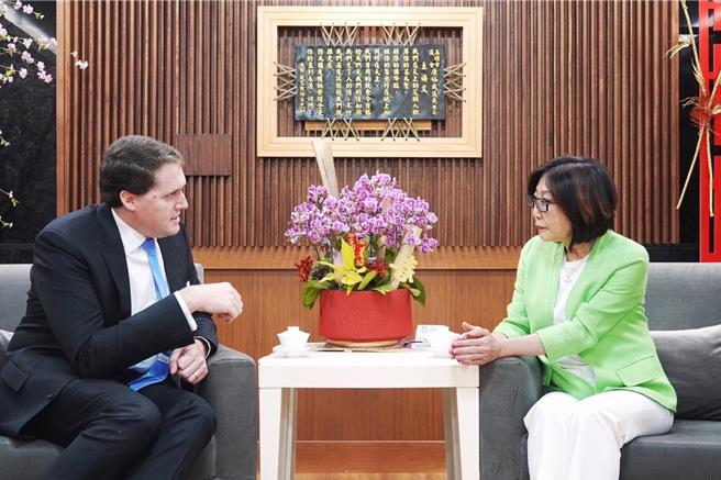 農曆年前，AIT高雄分處處長張子霖今（6）日拜會高市議長康裕成。（柯宗緯翻攝）