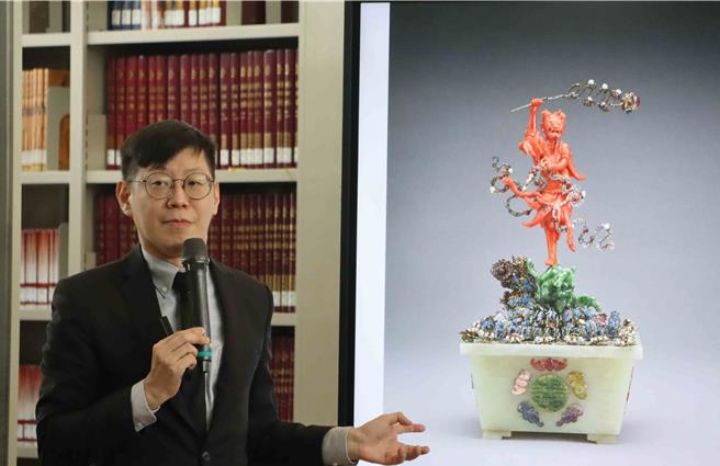 喜迎年节游客，为迎合龙年生肖，「神兽现形」匯聚各类和动物主题相关的书画、器物、织品与建筑构件等文物，相当适合亲子观展。（吕妍庭摄）