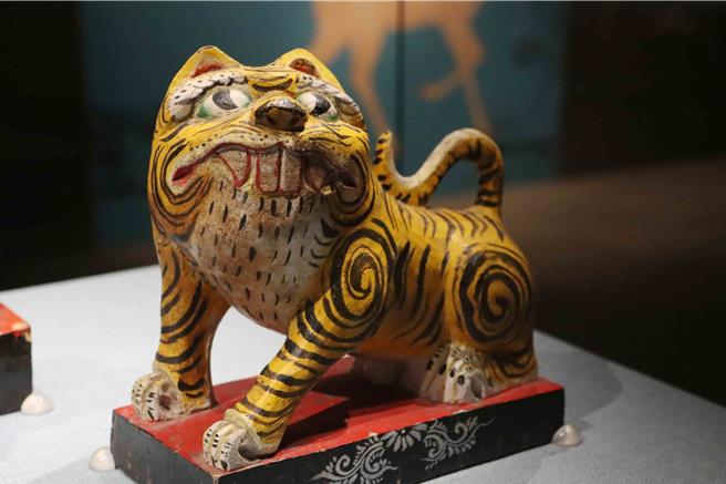 喜迎年节游客，为迎合龙年生肖，「神兽现形」匯聚各类和动物主题相关的书画、器物、织品与建筑构件等文物，相当适合亲子观展。（吕妍庭摄）