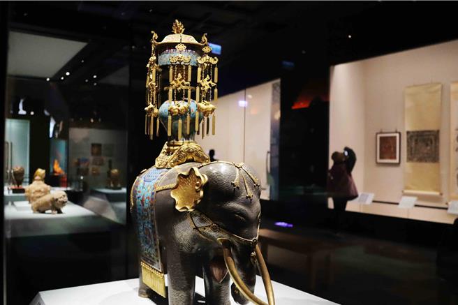 喜迎年节游客，为迎合龙年生肖，「神兽现形」匯聚各类和动物主题相关的书画、器物、织品与建筑构件等文物，相当适合亲子观展。（吕妍庭摄）