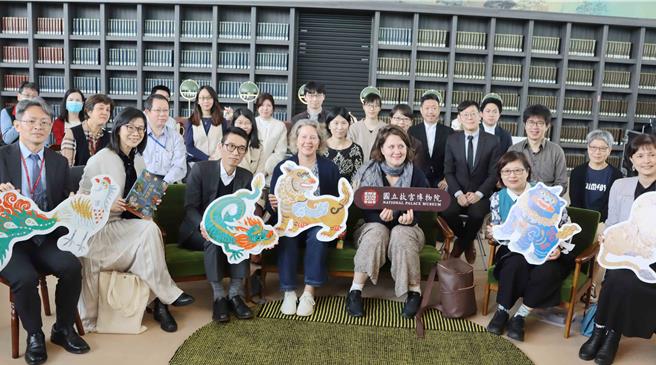 今6日由故宫副院长余佩瑾主持「龙年新春展览活动」记者会，邀3檔展览策展人分享策展理念和精彩选件。（吕妍庭摄）