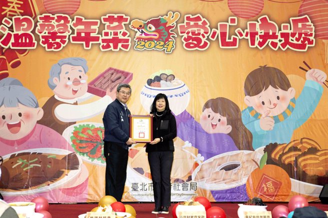 永慶慈善基金會已連續10年響應活動，臺北市政府秘書長李泰興(圖左)頒發感謝狀，由副執行長林麗華(圖右)代表受贈。(圖/永慶房產集團提供)